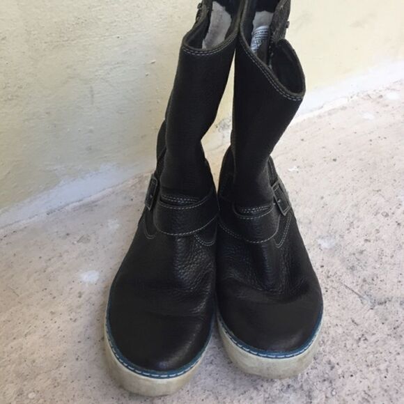 Leather Uggs - Picture 2 of 4